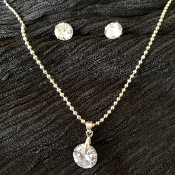 Stunning Necklace and Earrings set - Picture 2 of 4